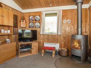 森讷维5 person holiday home in Ringk bing的客厅设有壁炉和电视。