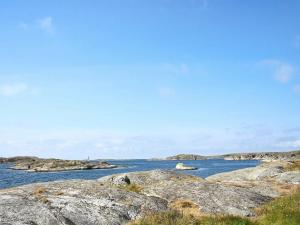 Hälleviksstrand6 person holiday home in H LLEVIKSSTRAND的水中一大群岩石