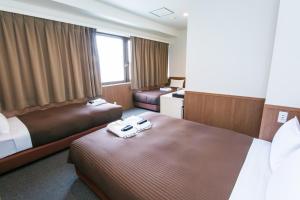 东京江户橡树酒店的酒店客房配有两张床和一张书桌