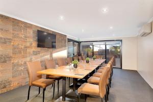 怀阿拉Comfort Inn Whyalla的大型用餐室配有长桌和椅子