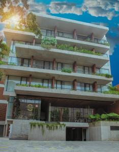 雅加达Nagomi Suites & Hotel的公寓大楼的阳台种植了植物