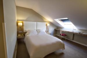 坎加斯-德奥尼斯洛斯拉格斯自然酒店的卧室设有一张白色大床和一扇窗户。