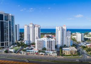 黄金海岸Location Location Location - Broadbeach :)的城市的空中景观,建筑和海洋