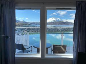 Sjøvegan贾斯尼布里格度假屋的客房设有一个享有水景的窗户。