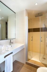 索肖B&B HOTEL Montbéliard-Sochaux的一间带水槽和淋浴的浴室