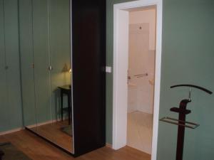 特普利采克门基公寓的一间设有玻璃门和镜子的房间