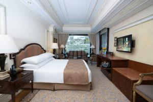 麦加他维德洲际麦加酒店的酒店客房配有一张床、一张桌子和一把椅子。