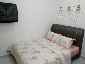 Teluk Panglima GarangSKYHOMESTAY TELOK PANGLIMA GARANG的一张床上,床上有毯子和枕头