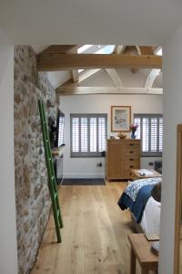 PaulBryher Cottage的一间卧室设有一张床和石墙