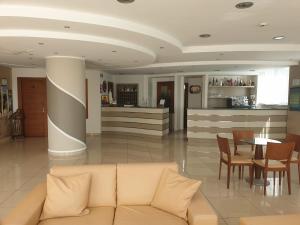 圣乔瓦尼·罗通多Hotel Apulia的客厅配有沙发和桌子