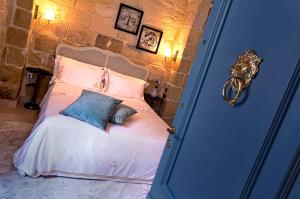 ŻebbuġLulu Boutique Hotel的一间卧室配有一张带两个枕头的床