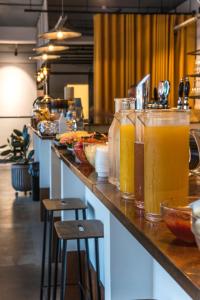 哥本哈根CPH一室公寓酒店的上面有几杯橙汁的柜台
