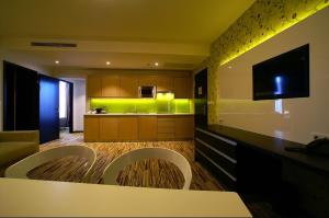 塞格德塞格德艺术酒店的客厅设有绿色照明的厨房