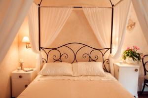 LivadeCasa Contessa的一间卧室配有一张带天蓬的大型白色床