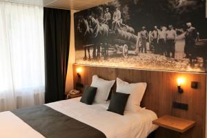 奥斯坦德Hotel Botteltje的卧室配有一张挂在墙上的床铺