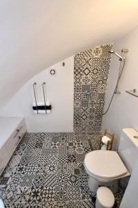 耶路撒冷St. John Apartment的一间带卫生间和瓷砖墙的浴室