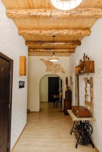 卡兹贝吉Home Kazbegi的走廊设有木制天花板和桌子