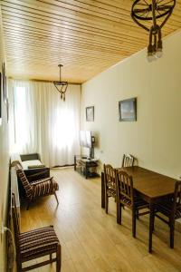 卡兹贝吉Home Kazbegi的客厅配有桌椅和沙发