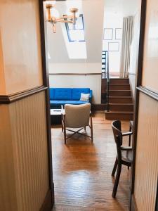 布达佩斯卡拉斯之家酒店的走廊设有蓝色的沙发和桌椅