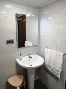 希洪Apartamento Quety Gijón的浴室设有白色水槽和镜子