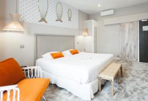 阿卡雄格兰德酒店的卧室配有一张白色的大床和一张沙发。