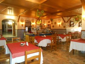 拉戈斯Boutique Hotel Marina S. Roque的餐厅设有红色和白色的桌椅