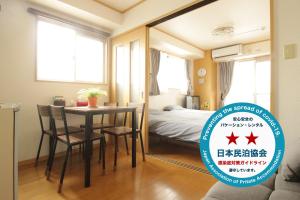 大阪MELL-THEATR Karahori的客房设有桌子、床和镜子