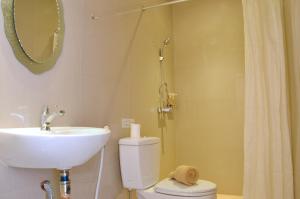 库塔库塔纱丽楼酒店的一间带水槽、卫生间和淋浴的浴室