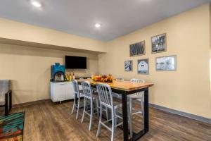 米拉玛WoodSpring Suites Miramar的厨房以及带桌椅的用餐室。