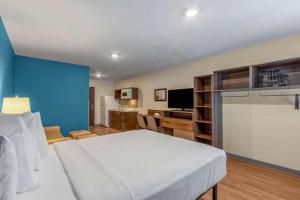 WoodSpring Suites Miramar客房内的一张或多张床位