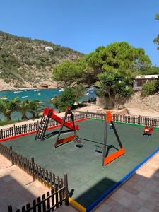 卡拉隆加Hotel El Pinar的度假村内一个空的游乐场的图像