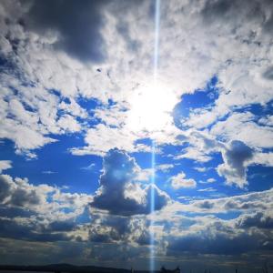 圣弗拉斯Алми Almi的天空中一片阴云,阳光照耀着