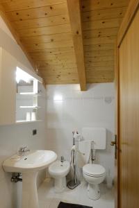 阿科Residenza Mariella的白色的浴室设有水槽和卫生间。