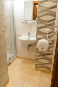 阿利图斯法蒂拉酒店的一间带水槽和镜子的浴室