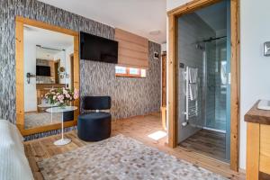 切拉德纳Hotel Na Rozcestí的一间设有淋浴和玻璃门的房间