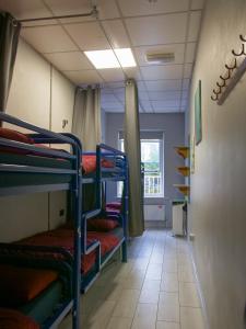都柏林亚比科特青年旅社的走廊上设有几张双层床。