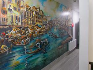 都柏林亚比科特青年旅社的墙上的壁画,有船