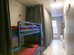 都柏林亚比科特青年旅社的带两张双层床的客房和走廊