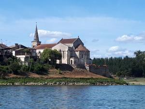 Sainte-MartheLa Chênaie的水中岛上的一座古老教堂