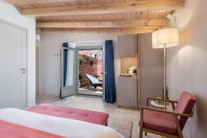 干尼亚Viaggio Elegant Rooms的卧室配有1张床、1张桌子和1把椅子