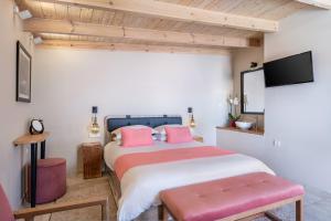 干尼亚Viaggio Elegant Rooms的卧室配有一张带粉红色枕头的大床