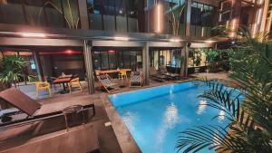 Hotel Ordinary Bangkok内部或周边的泳池