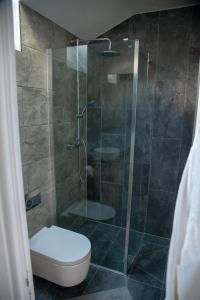 普雷斯顿Alpaca Fold的浴室配有淋浴和卫生间。