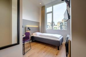 哥本哈根Go Hotel City的一间小卧室,配有床和窗户