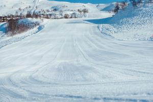 VågsliHaukelifjell Skisenter的雪地覆盖着一条雪地的小路