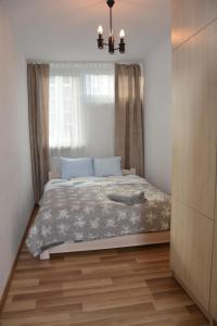 华沙OhMyHome - Park Mirowski Apartment的一间卧室设有一张大床和窗户