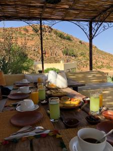 Bhalil达艾曼达柏柏尔住宿加早餐旅馆的一张木桌,上面放着食物和饮料