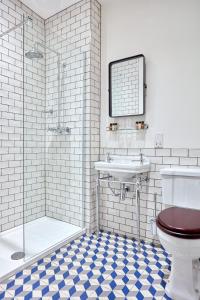 纽波特小修道院酒店的浴室配有卫生间、盥洗盆和淋浴。