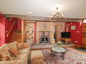 阿伯加文尼Pentre Barn的带沙发和壁炉的客厅