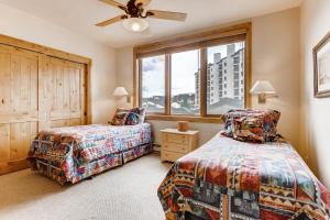 斯廷博特斯普林斯Torian Creekside III的一间卧室设有两张床和窗户。